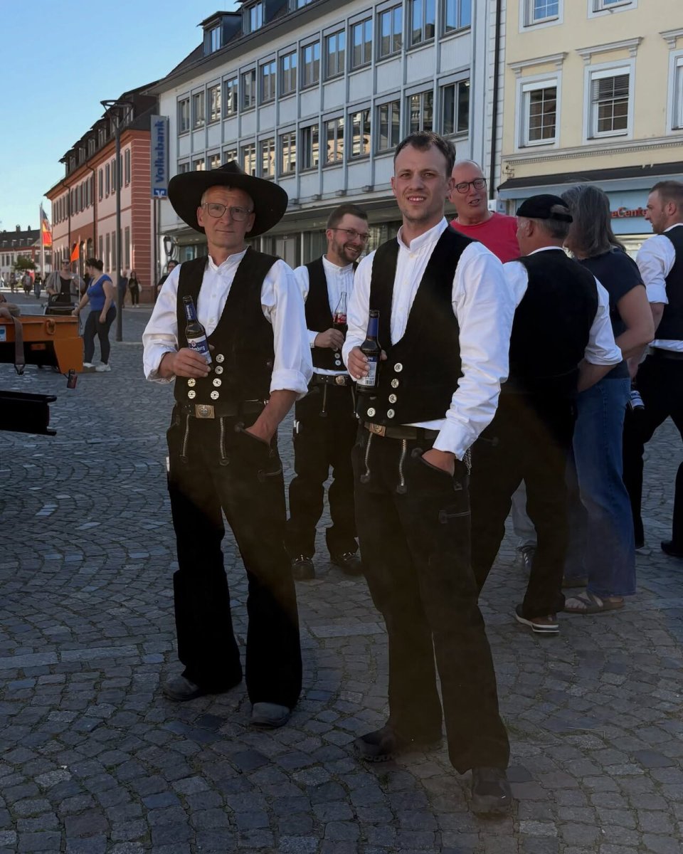 Der Handwerker-Maibaum steht